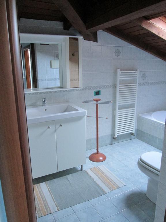 مبيت وإفطار Brissago-Valtravaglia La Casa Del Borgo الغرفة الصورة